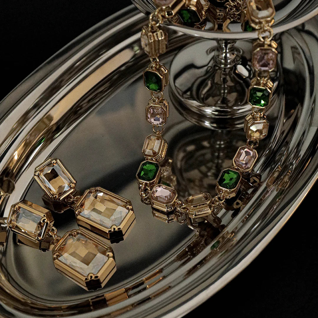 Necklace flatlay – emerald-cut glass stones in gold setting