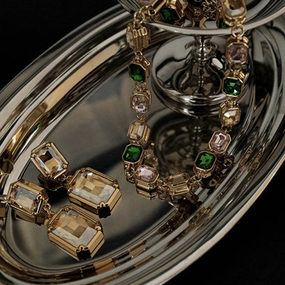 Necklace flatlay – emerald-cut glass stones in gold setting