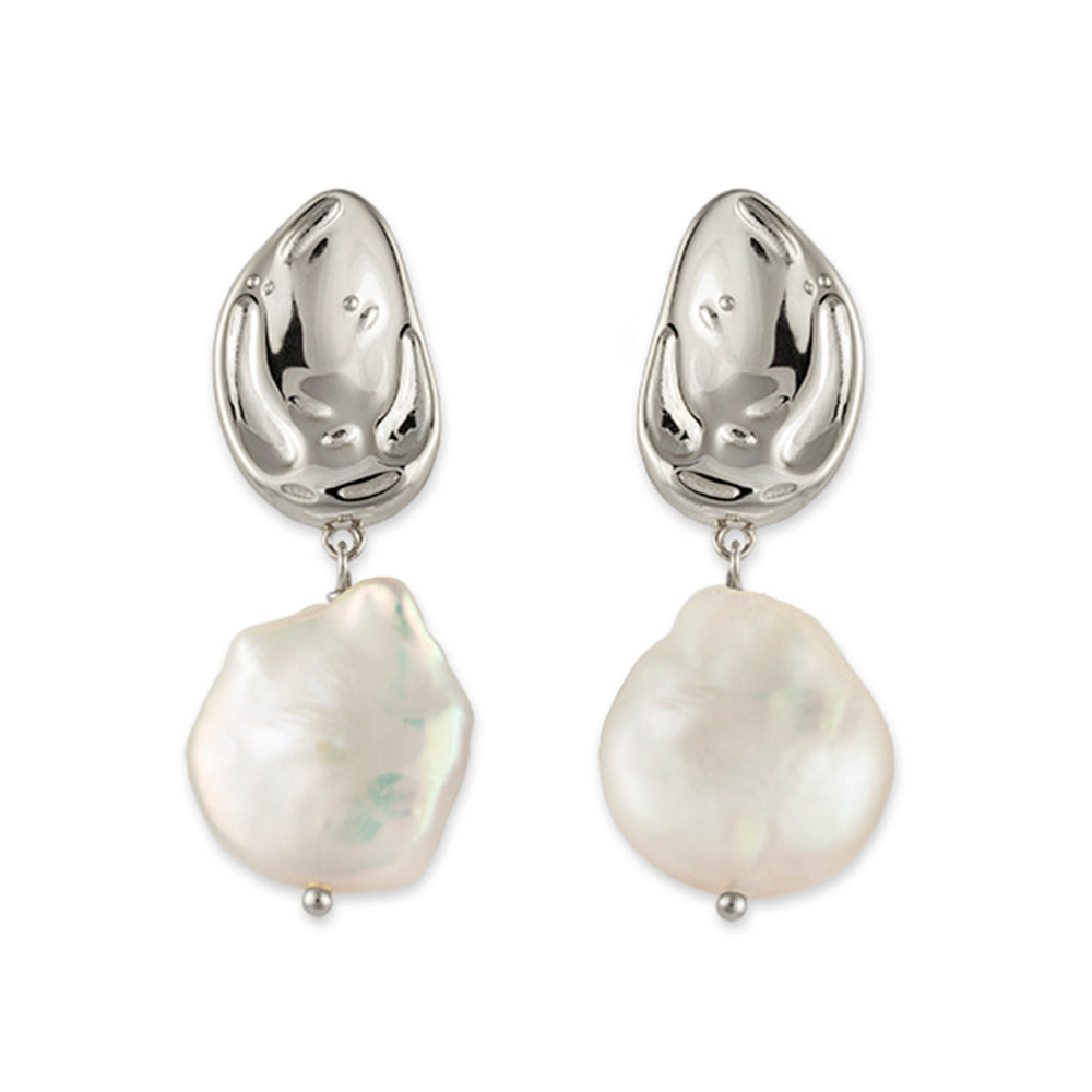 RHODIUM PLATED STERLING SILVER EARRINGS WITH HAMMERED OVAL STUD AND FLAT BAROQUE FRESHWATER PEARL