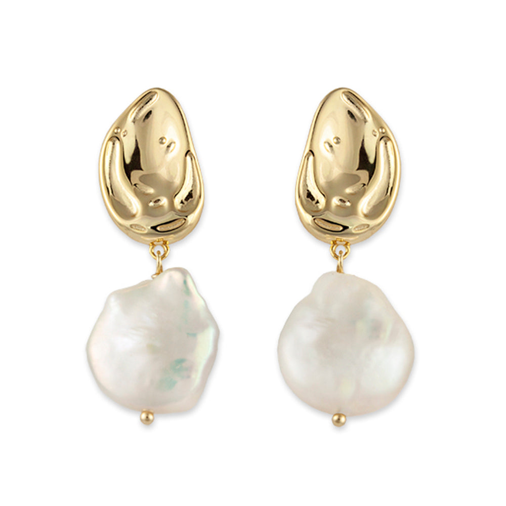 GOLD PLATED STERLING SILVER EARRINGS WITH HAMMERED OVAL STUD AND FLAT BAROQUE FRESHWATER PEARL